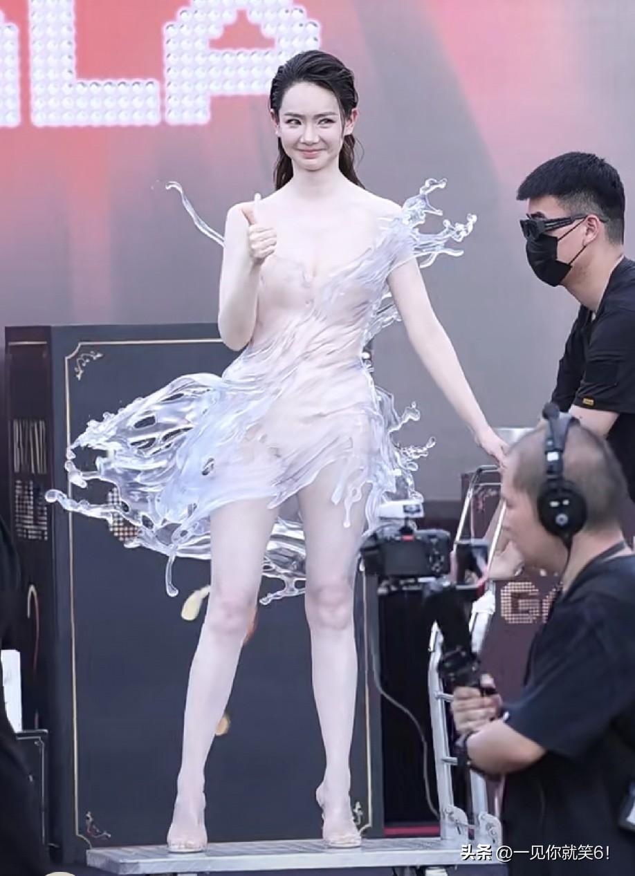 内娱确实不行了，就连衣服都越来越高清了。

戚薇在这次的芭莎之夜上，单单是这裙子