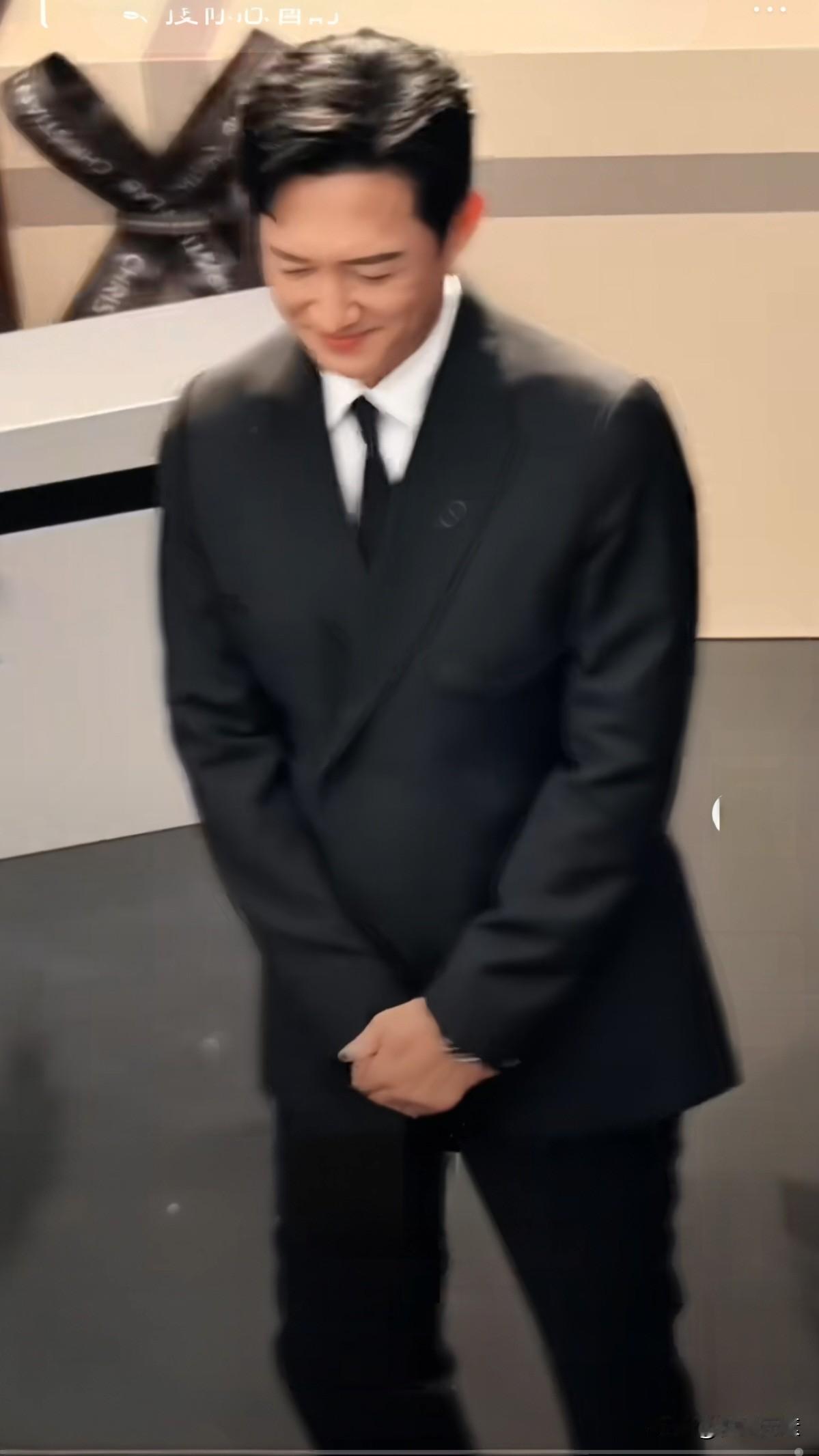 最帅气的中年大叔王阳，没有之一。
就连阅人无数的大美女秦岚，
见到王阳都忍不住内