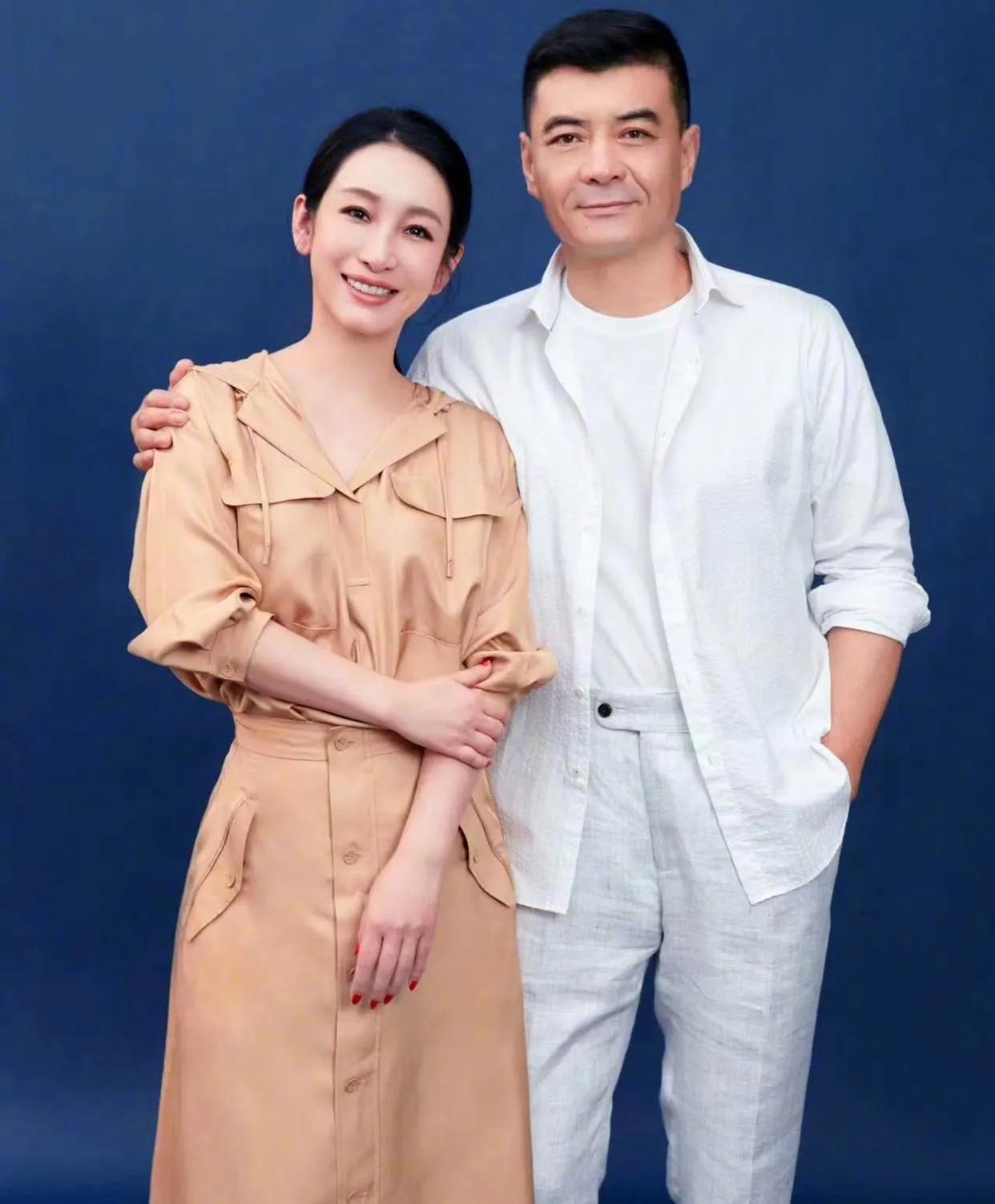 二婚如果找对了人更甜蜜更珍惜！秦海璐和爱人王新军幸福照。
 
#娱评大赏#