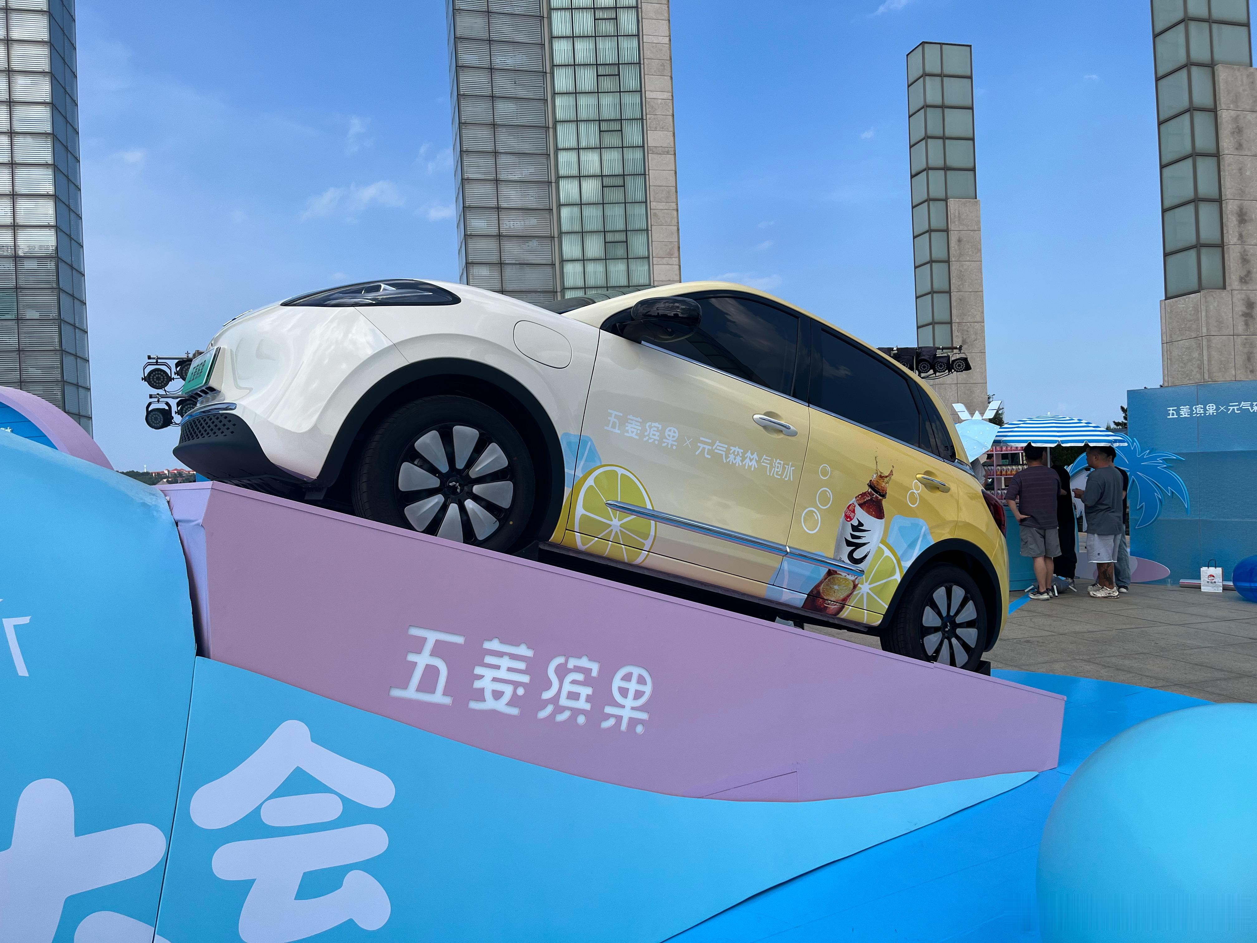 可爱，甜美，小巧…还的是擅长做小车的五菱，活动现场在威海热门的旅游景点-幸福们。