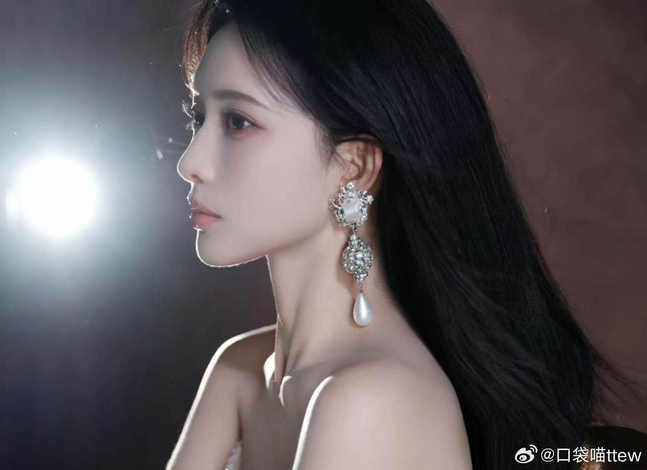孟子义真人版换装游戏孟子义见面会邮轮抽奖 刷到活动的时候直接瞳孔震惊，见面会福利