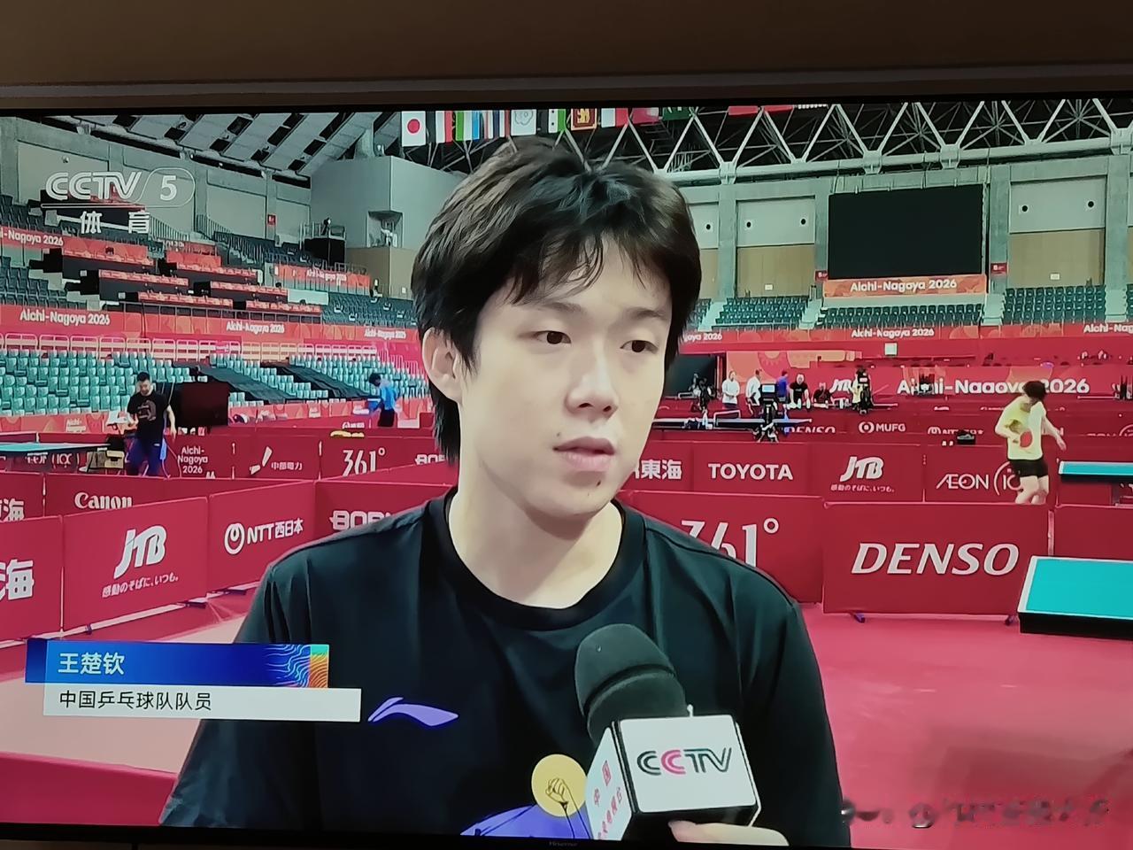记得火炬传路过德州，是晚上，在共青团路，五环体育场前跑过，当时围观的路人里三层外