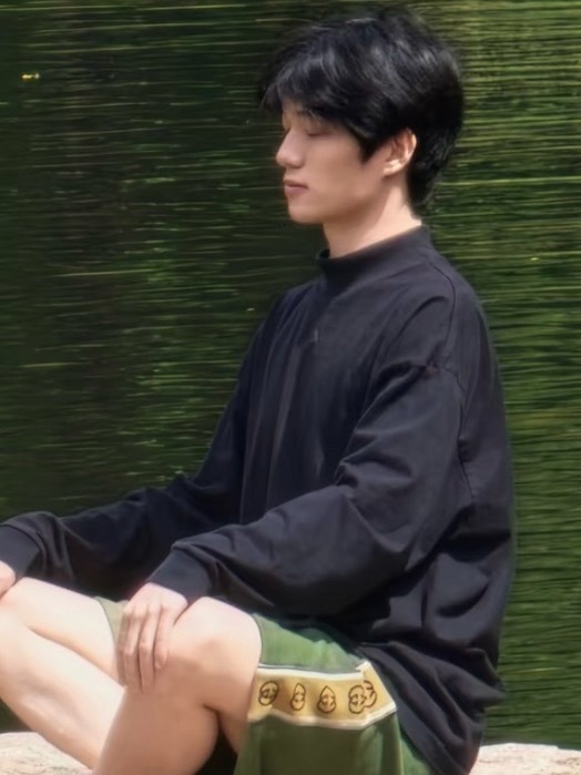 5k的哭泣裤脚可以微湿 但是300的拖鞋不可以脏 毫无健身痕迹可以安心了hdl李
