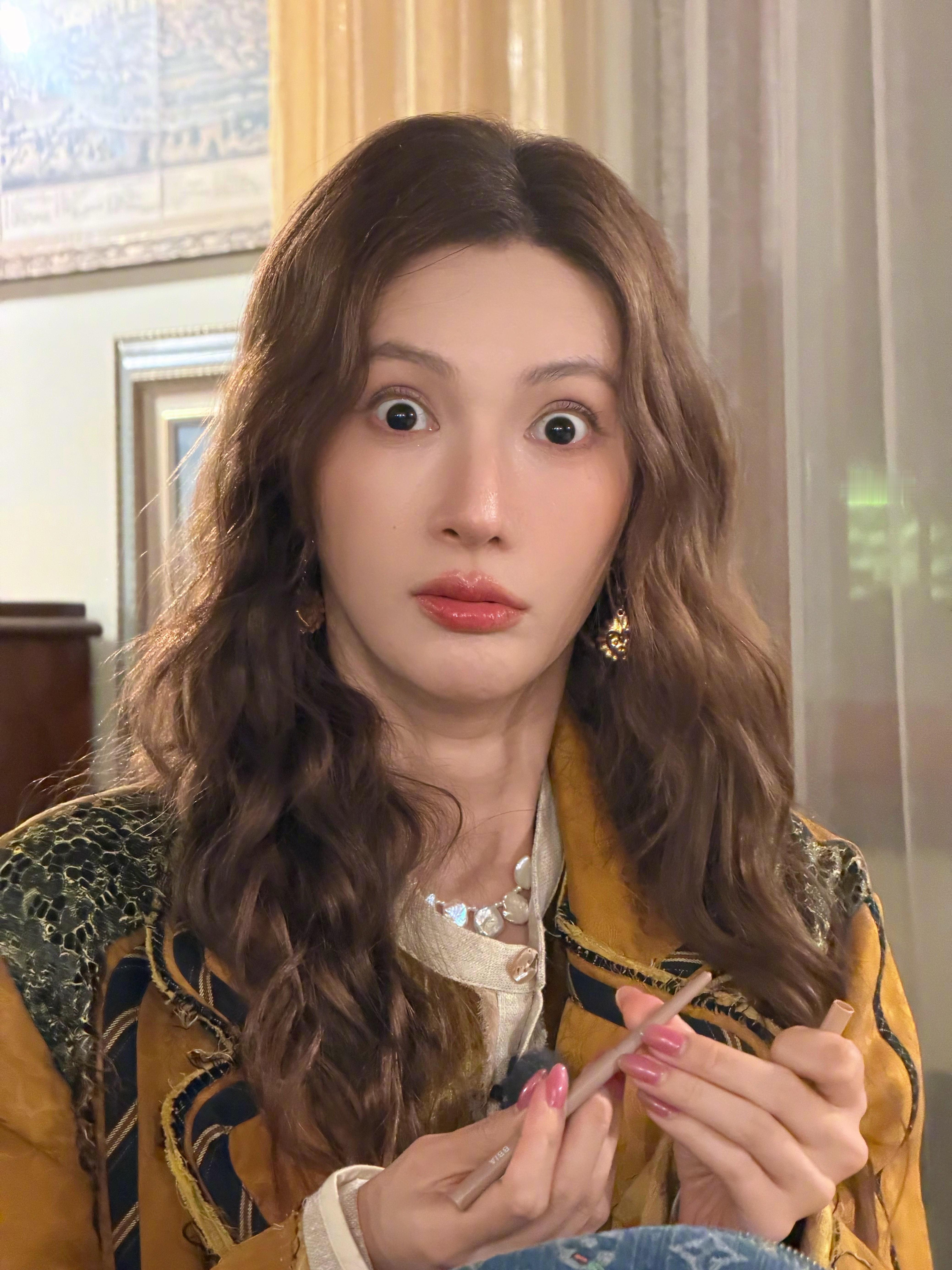 金晨肇事逃逸被罚1500元罚款1500元，不知对她的职业生涯有没有什么影响呢 