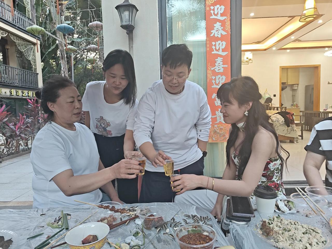 我这辈子只是小时候母亲给我做过棉裤，开始是开裆裤，后来自己知道拉屎撒尿，我母亲就