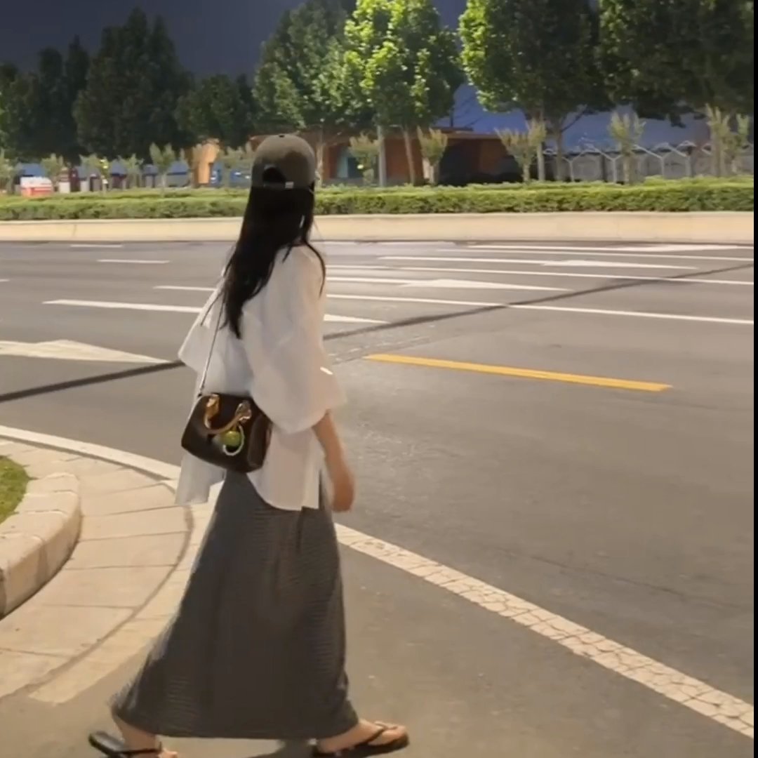 我的头发又双叒叕长到腰了🙃，热到爆炸时真想剃光头！但今晚无意中撩起头发，被晚风