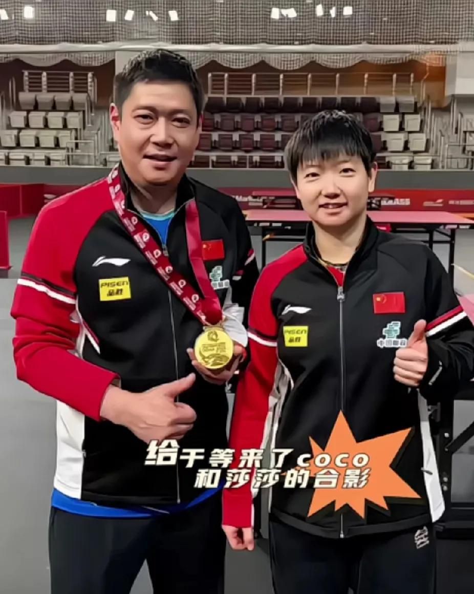 孙颖莎与邱贻可：荣耀时刻的温情定格
 
多哈世乒赛，孙颖莎成功卫冕。照片中，她笑