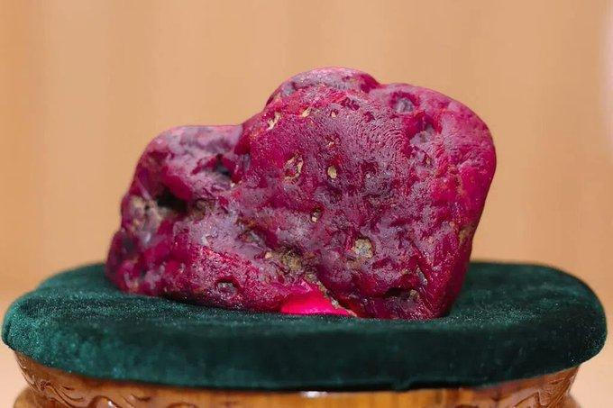 缅甸惊现1.1万克拉巨型红宝石！

据缅甸官方消息，近日在著名“宝石之谷”曼德勒