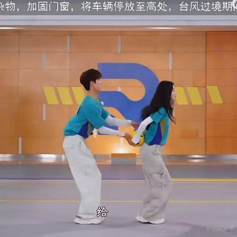 本来挺高兴的但是哥哥撅着个屁股给姐姐 更好笑了 