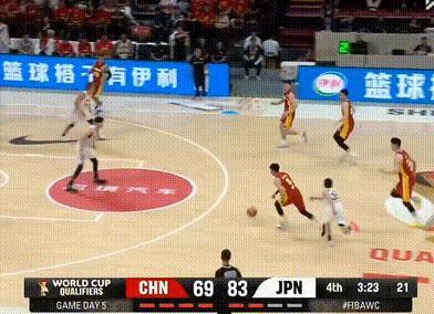 看完这个三次上篮不进真想问一句，师傅你们几个在篮球场上是做什么工作的？
