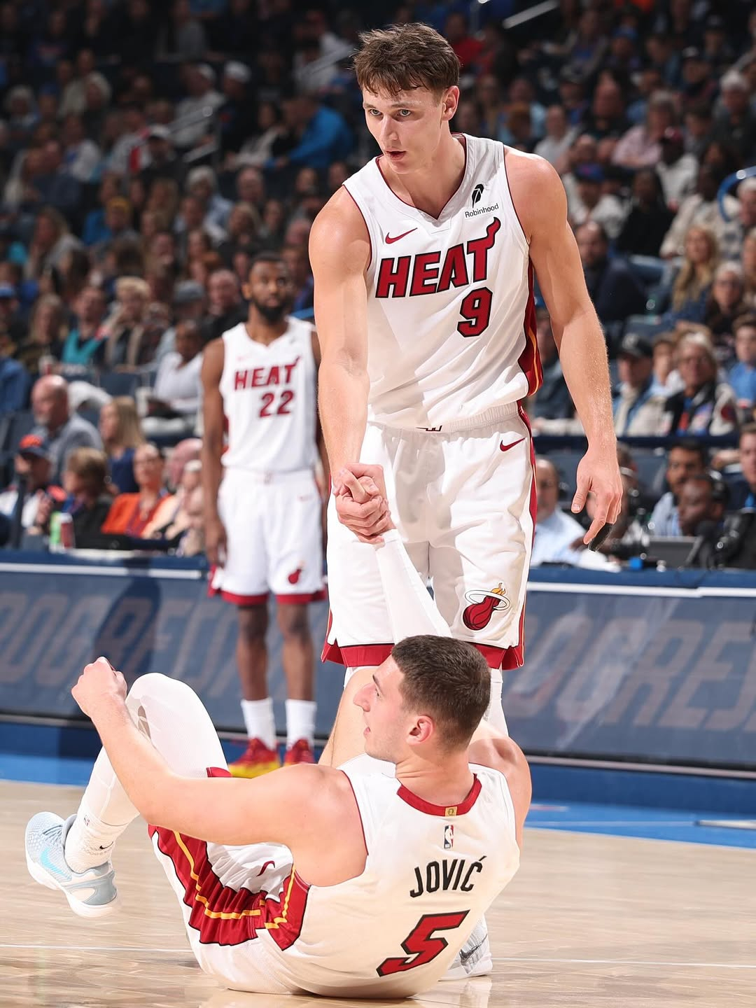 明日对阵黄蜂伤病报告：出战成疑（50%概率）：阿德巴约（右小腿肌肉紧绷）大概率出