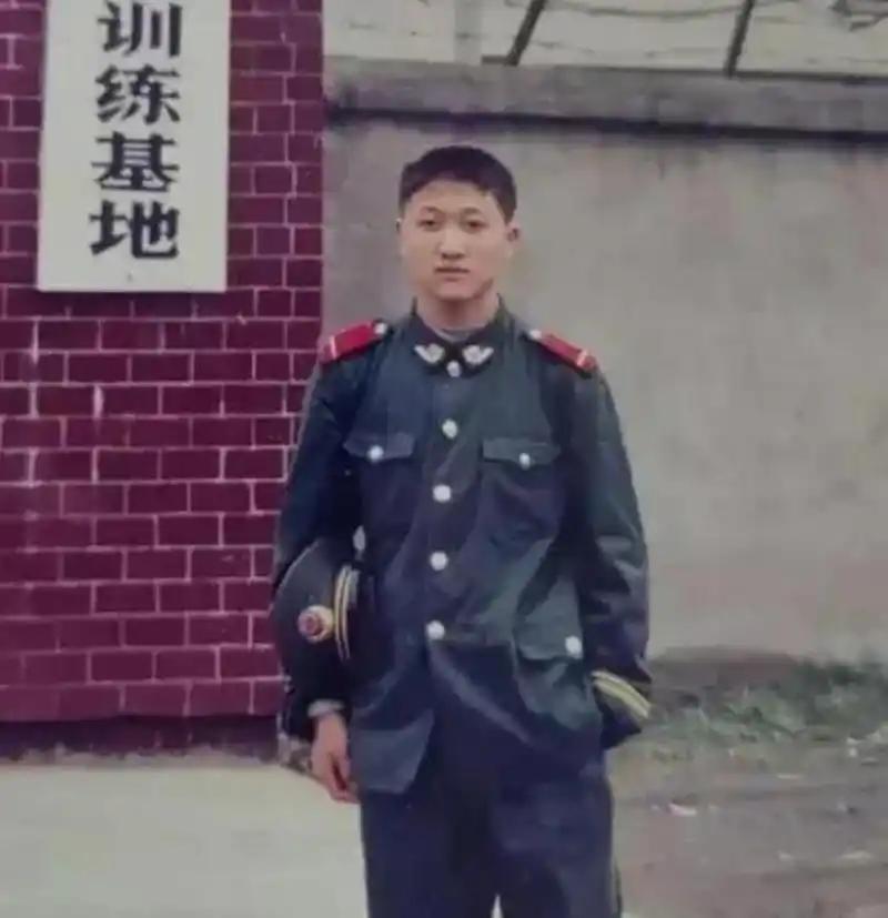 2006年，3名壮汉挟持一名18岁女学生，女孩在长途汽车上悄声向同车的一名武警战