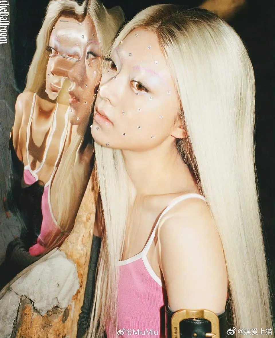 赵今麦老是给我一种小孩的感觉，看她时尚代言感觉也不适合她 