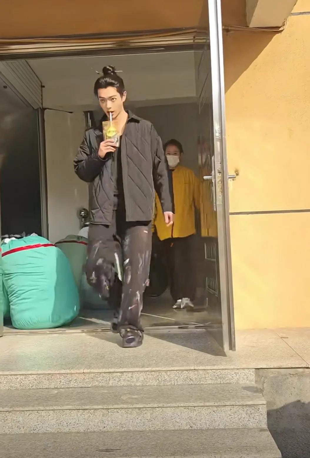 许凯《子夜归》上班路透，许凯本人也太帅了吧！明星为啥精神状态总是这么好啊，经常熬