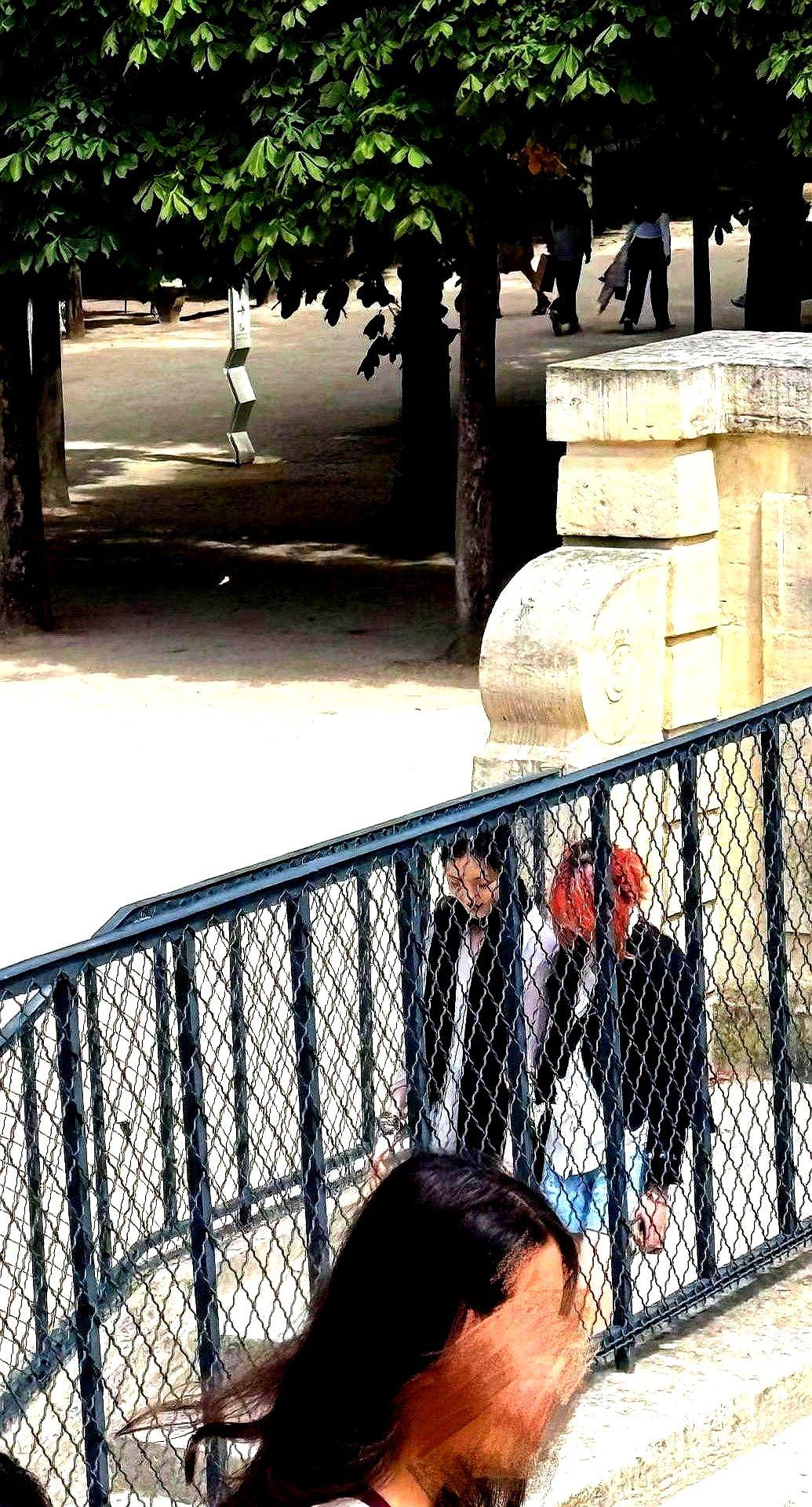 巴黎街头，一个下巴微微抬着的女孩，让路人手机都拿不稳了。

她就那么走着，175