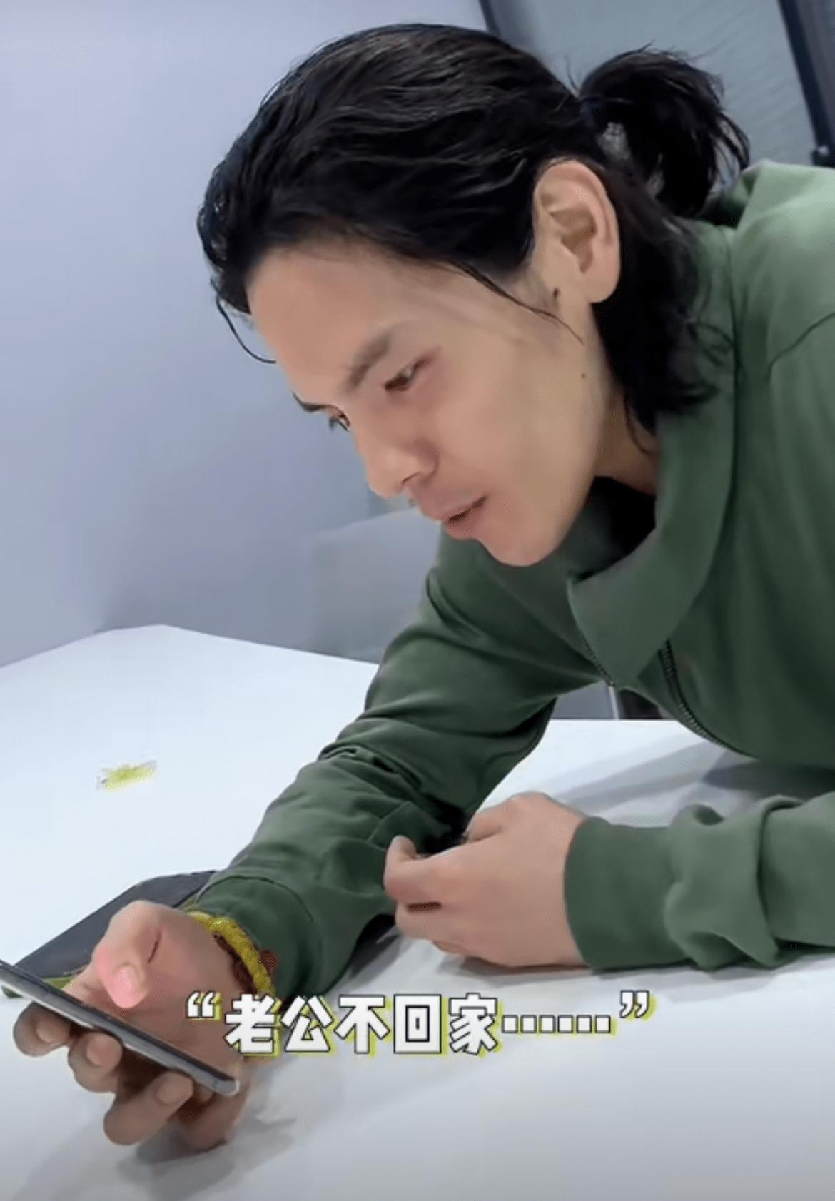  近日，向佐在社交网站发了一条读网友评论的视频。视频中，有网友留言“郭碧婷的生活