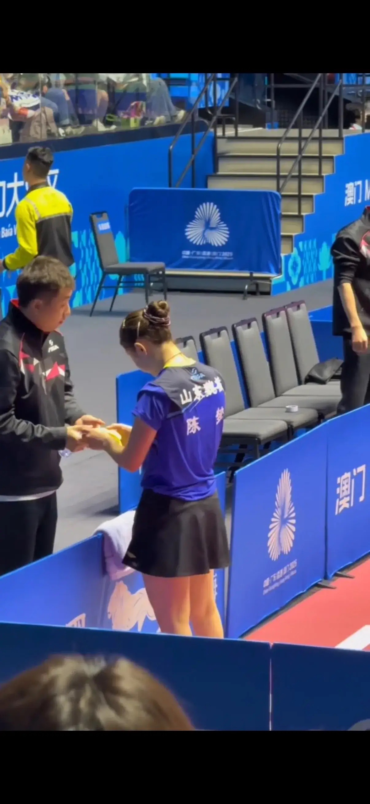 一个动作，再次证明了陈梦的人品，和蒯曼icon比赛时，她剥开香蕉只吃了半根，没随