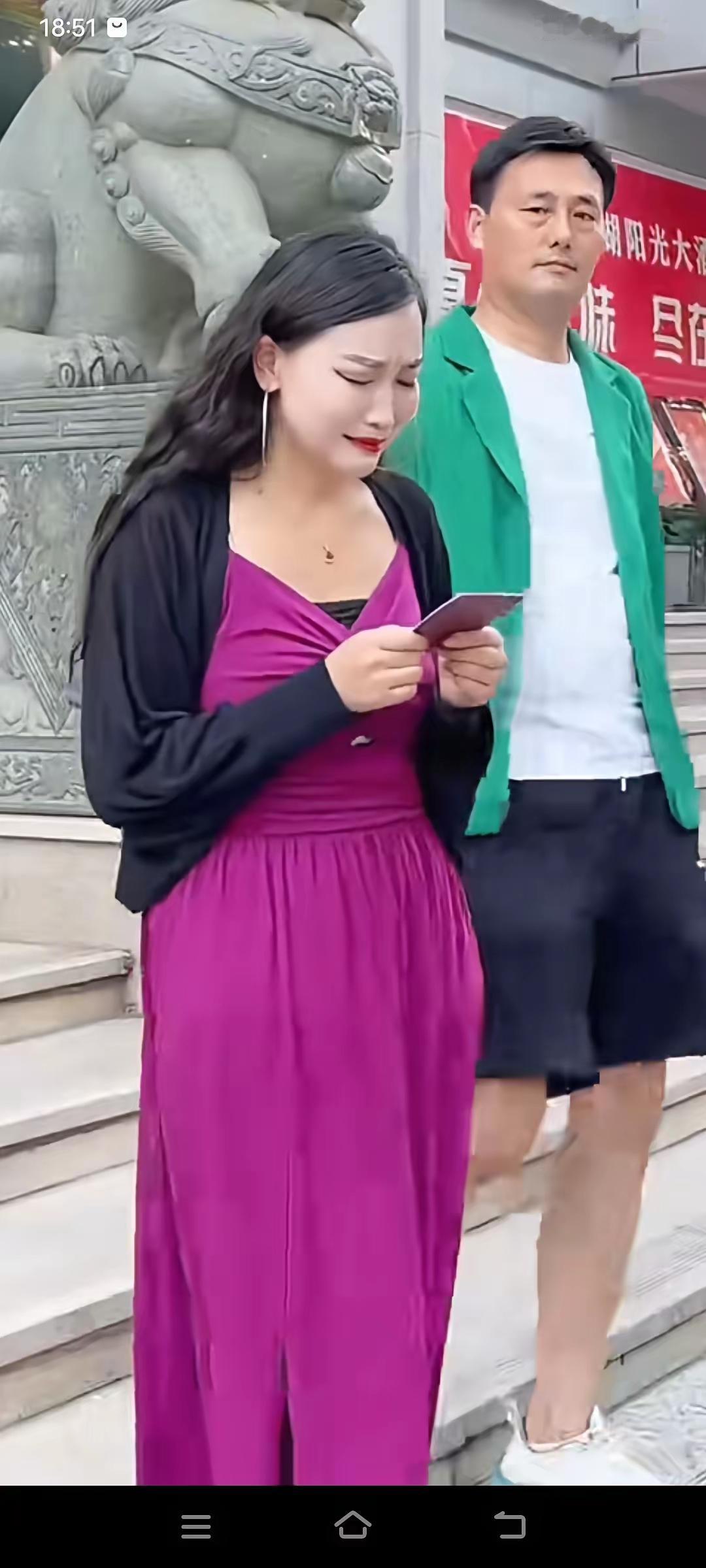 太离谱了，夫妻俩刚离完婚出来，妻子一时接受不了现实，气的突然晕倒在地，丈夫冷漠的