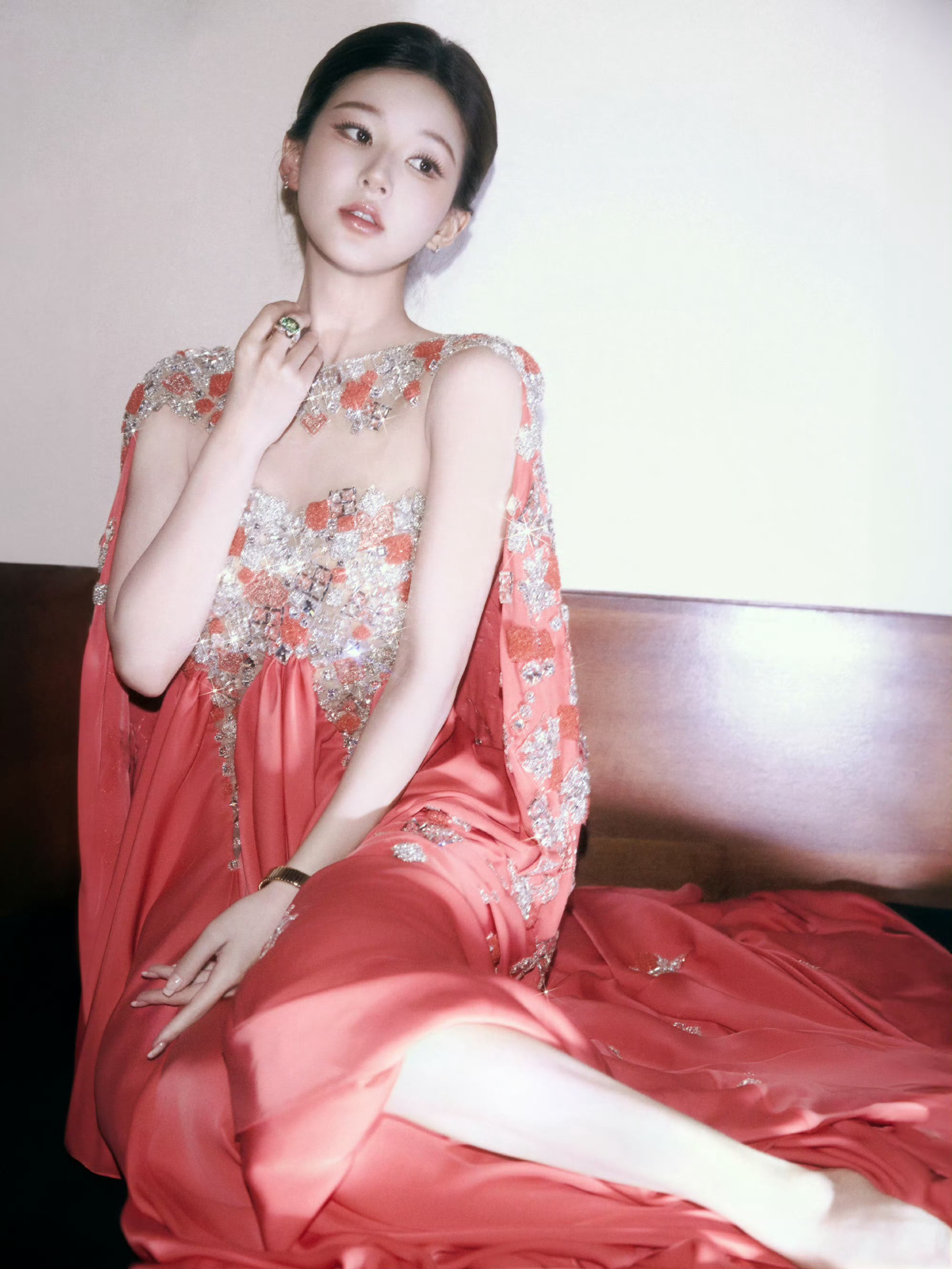 赵露思今日VOGUE出发图🍒好喜欢今天的造型 来自Tony Ward 2026