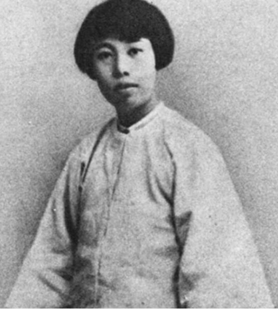 1927年，鲁迅瞒着妻子朱安，与女学生许广平同居怀孕。谁知，鲁迅母亲劝说：“留着
