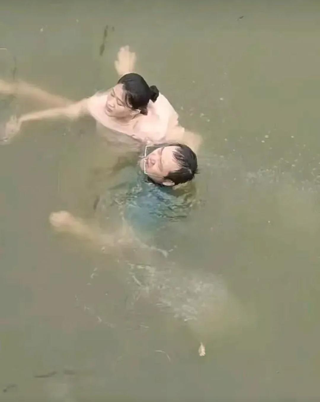笑喷！河北大哥裸身下河救人，裤头冲掉反挨耳光，报警后反转暖哭全网！
 
家人们，