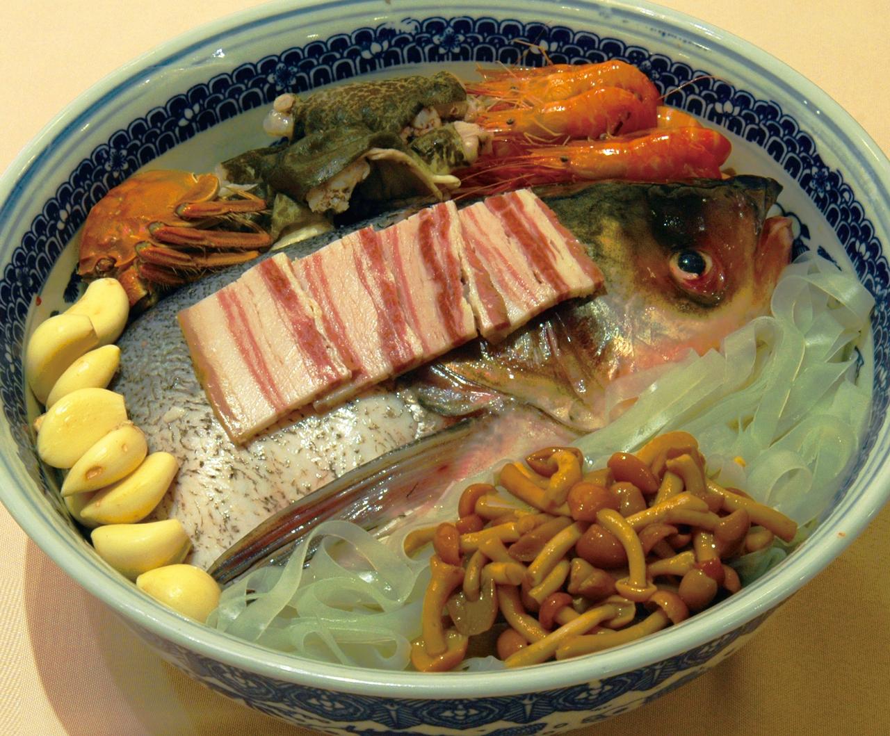 江阴江南明珠大酒店20年前的菜品看看怎么样？
1、XO酱蜗牛乌冬面
原料：蜗牛、