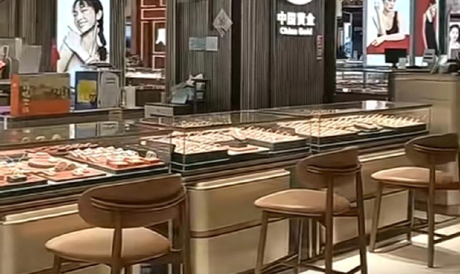 这位60岁南京大妈可真会玩！

直接拿7万现金去买黄金。
 
家人们谁懂啊！金价