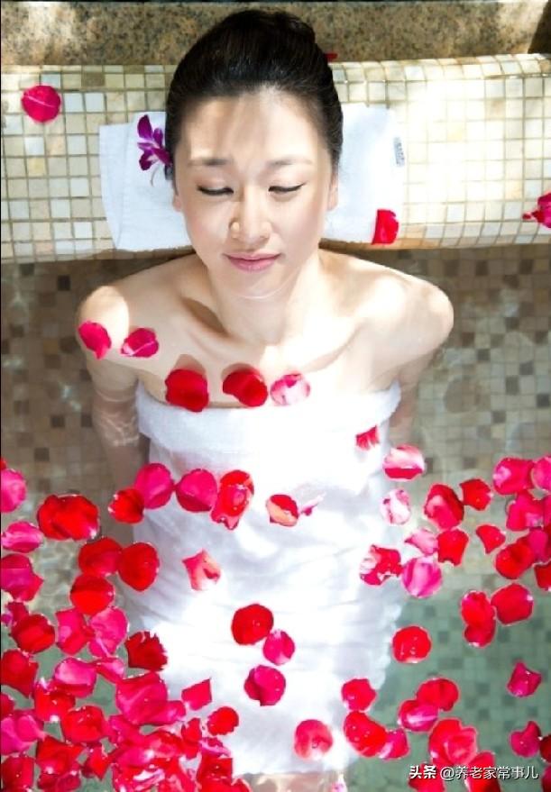 前半生为家、为责任、为无关的别人。
拼尽全力。
余生，不再为谁亏欠自己，
不拿委