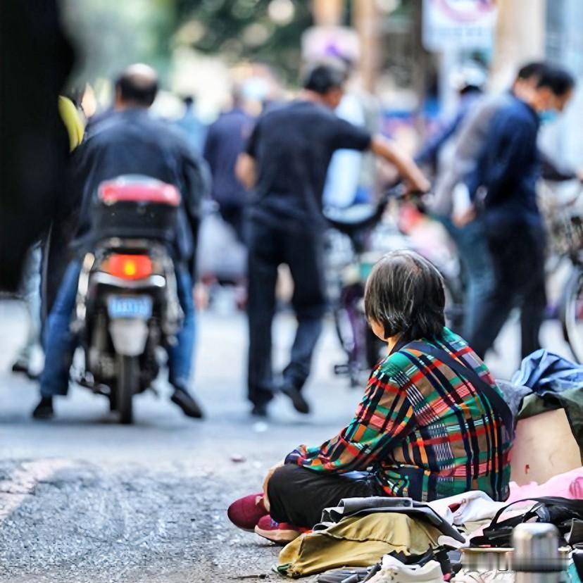 底层求生，贷款买房，生意不佳，
二手房亏钱卖，无人问。
两张信用卡，一个pos机