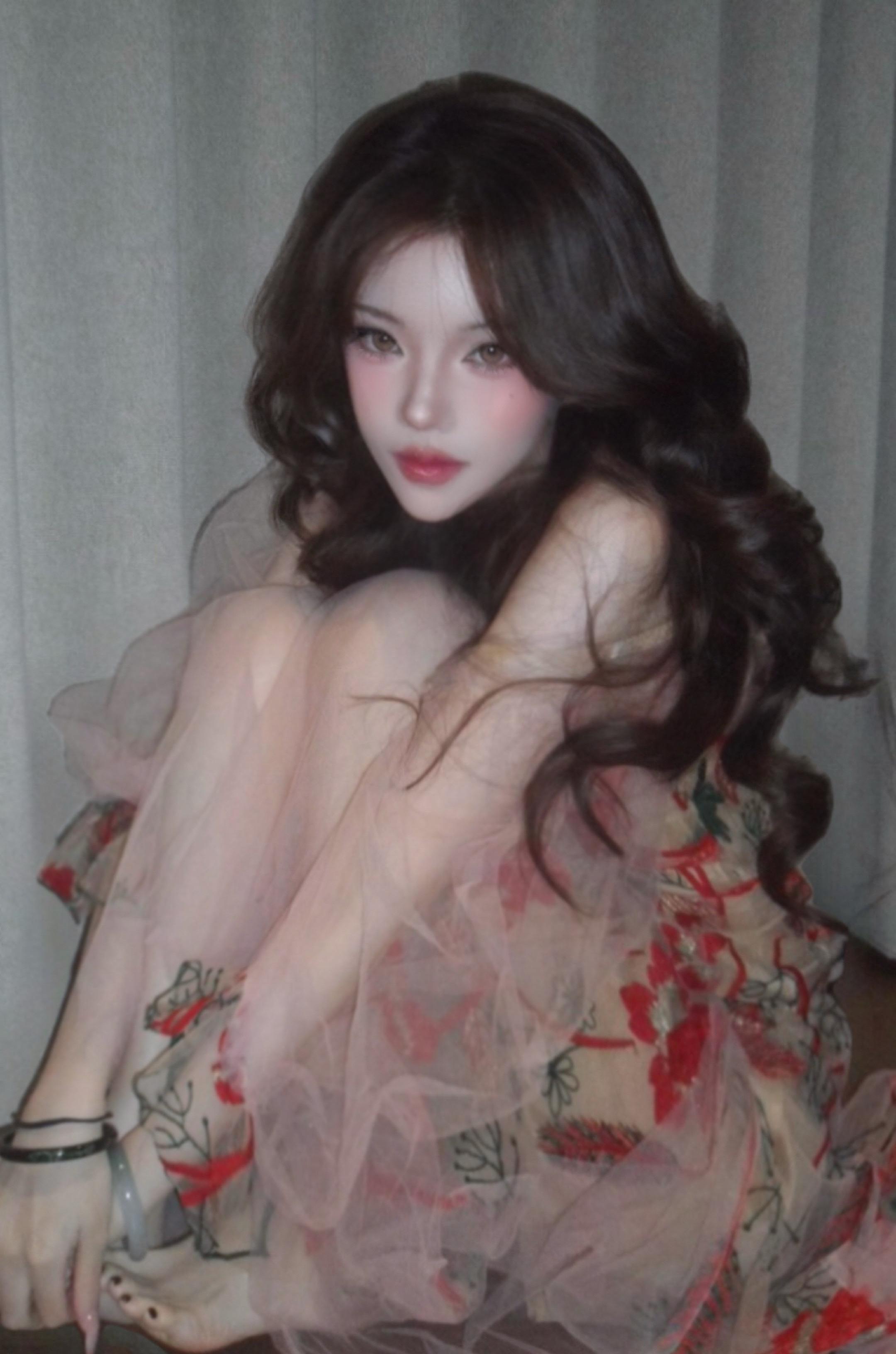 “翠羽明珠欲比肩，香生细细月娟娟。”