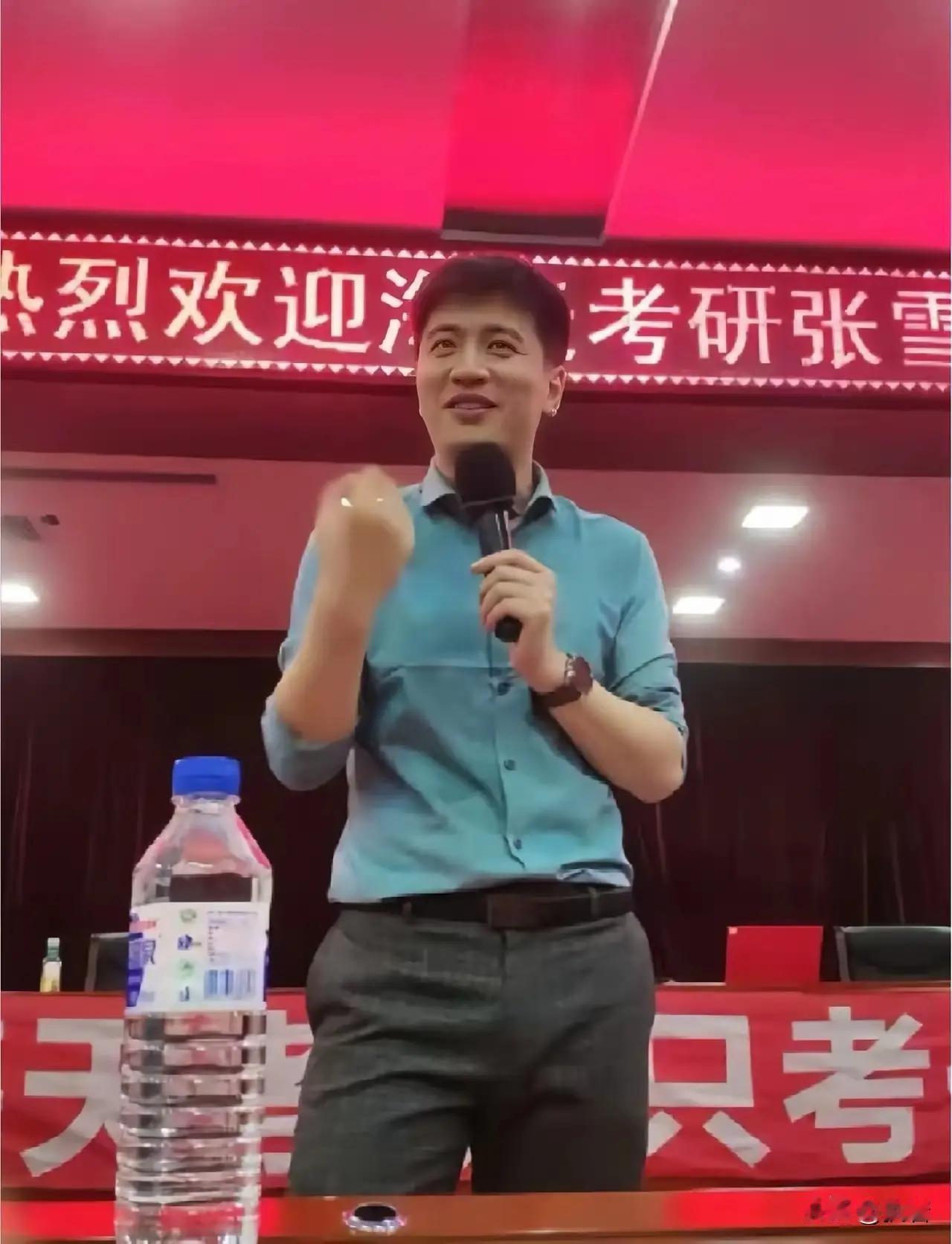 看到一条视频，突然眼泪一下子涌出来了！

一段视频，
汽笛长鸣，
一声两声……