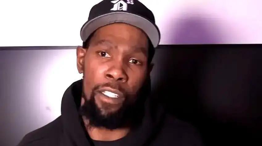 被翻盘25分那天更衣室静得能听见冰袋融化的声音。
杜兰特揉着膝盖说：“接下来能赢