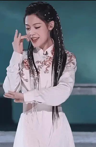 舞台上的定海神针—陈丽君！以其超凡的演技与超稳的表演，精准捕捉每一刻情感，引领观