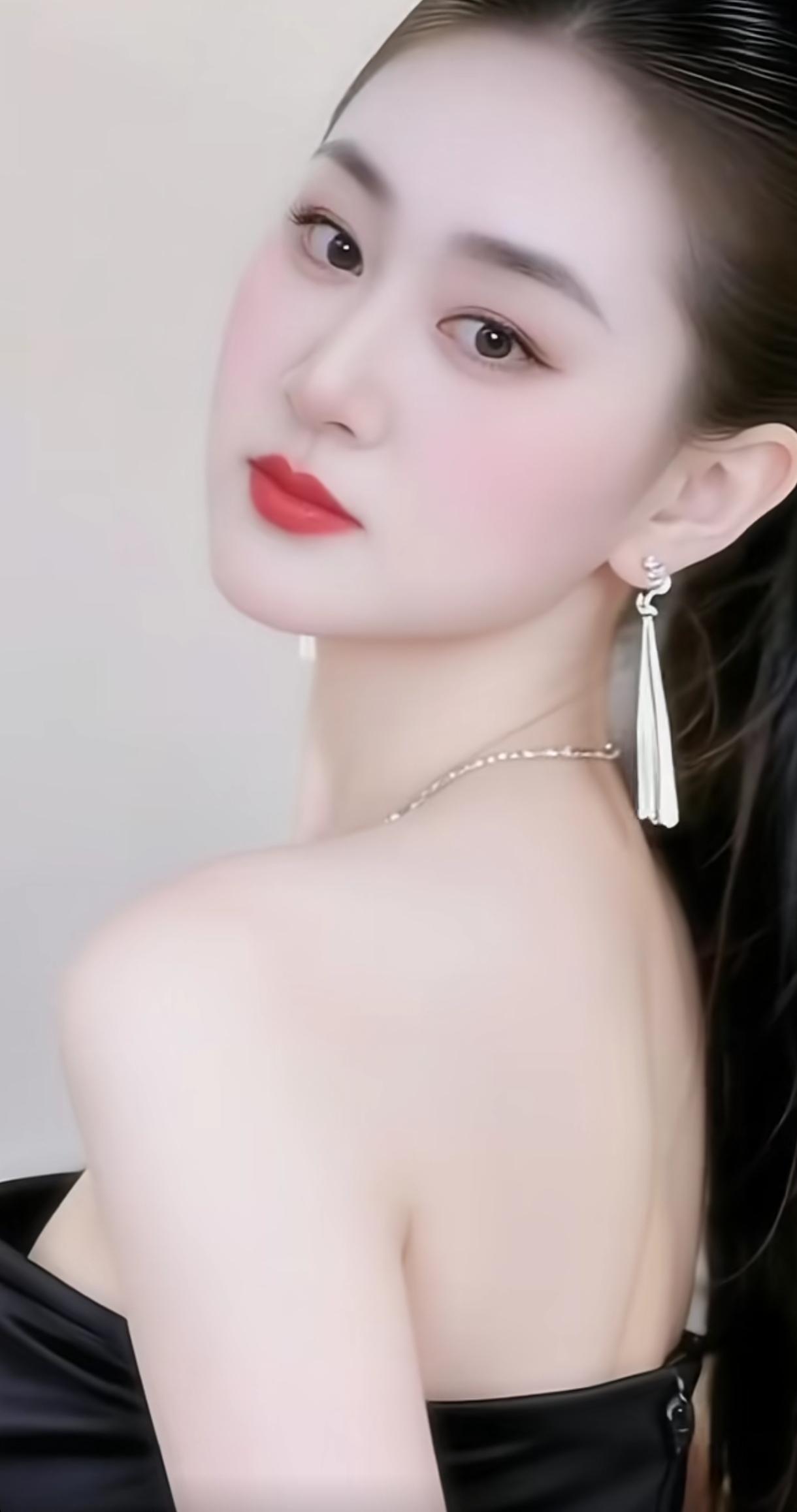 优雅黑裙，红唇轻启，耳畔垂坠，尽显迷人魅力。手机每天随手拍 高级质感黑裙 黑裙气