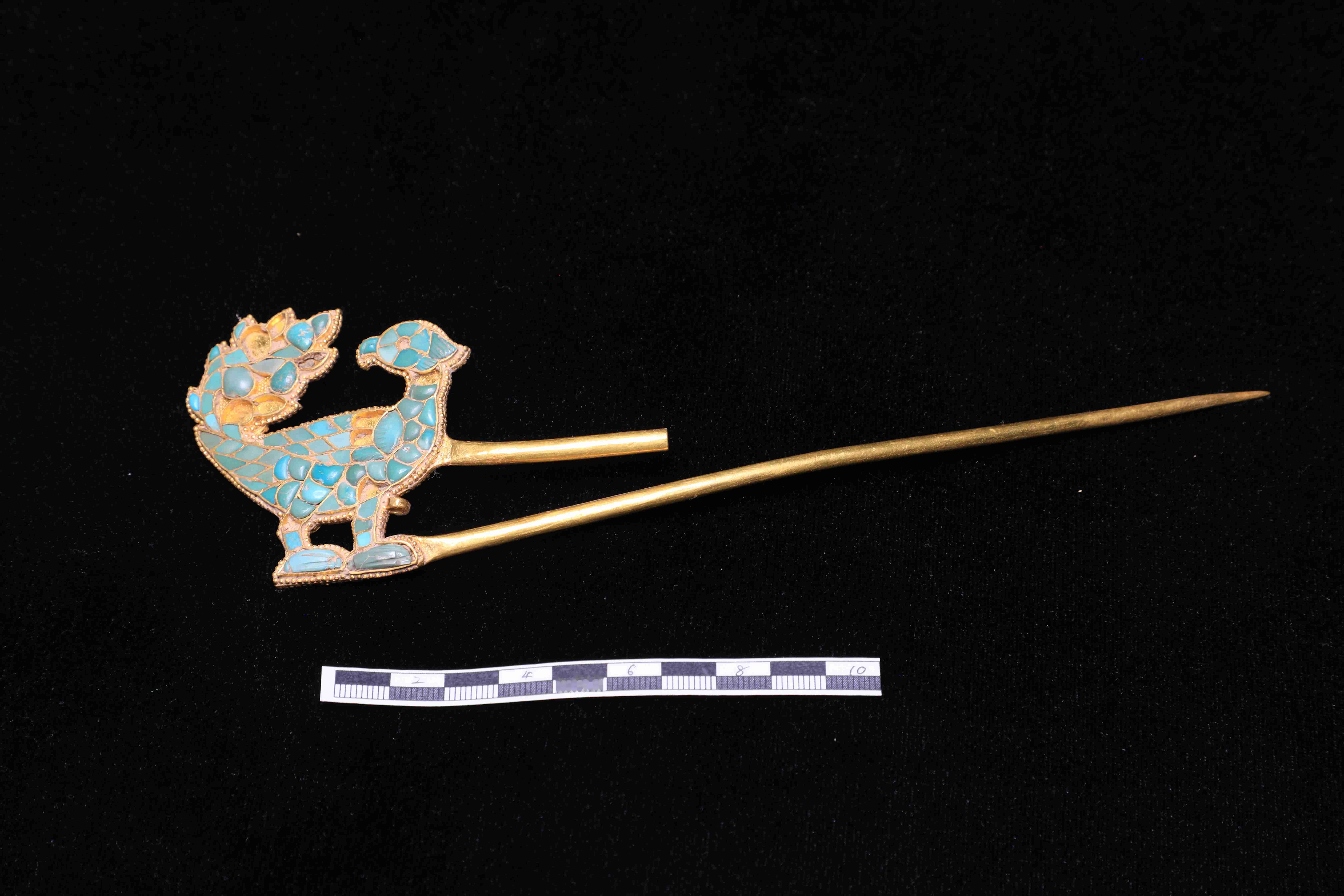 青海都兰热水墓群2018血渭一号墓出土的8世纪 嵌绿松石凤形金钗 