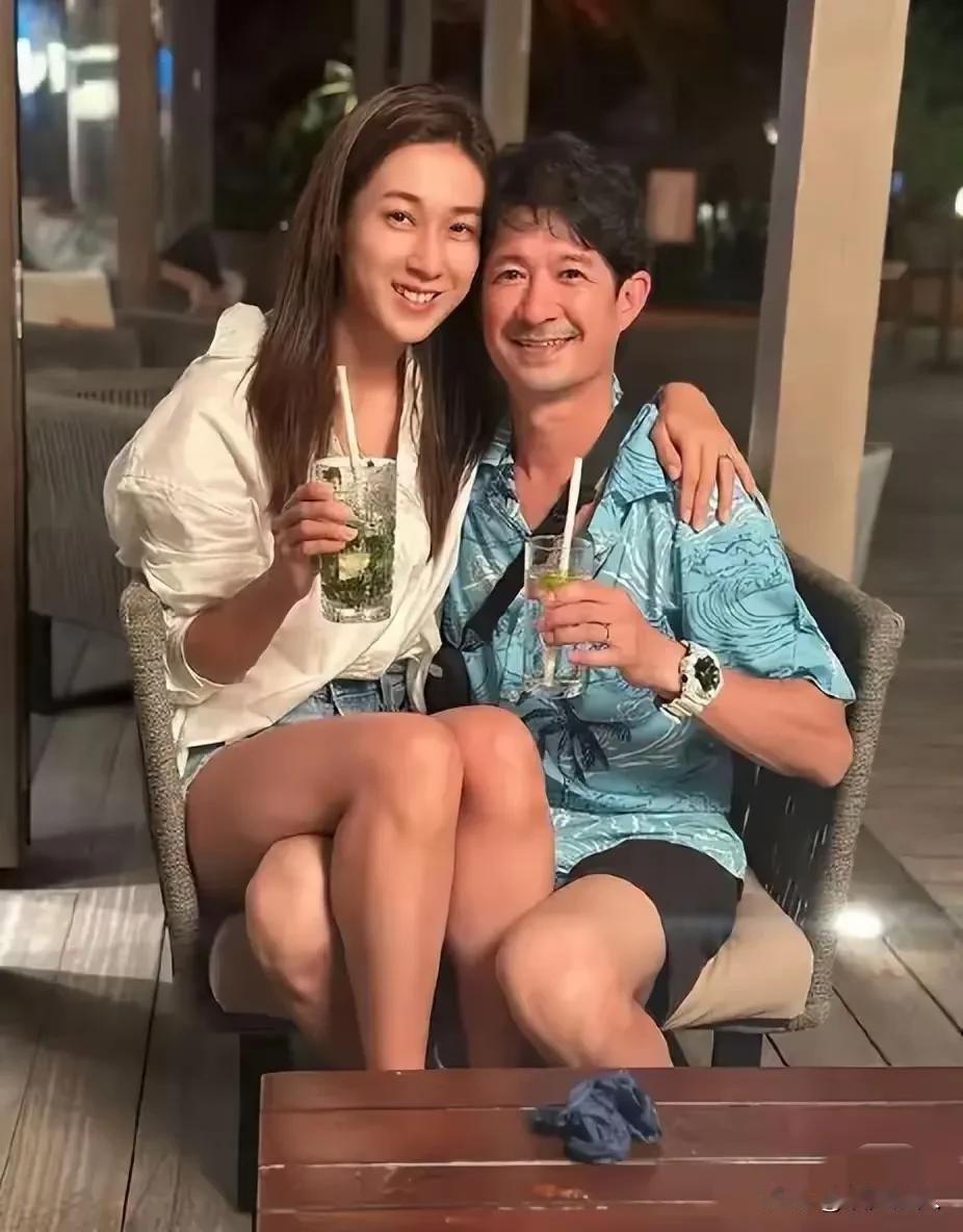 母亲节前钟嘉欣在网上晒全家福直接刷屏了！41岁的她还是那么有气质，不过最绝的是她