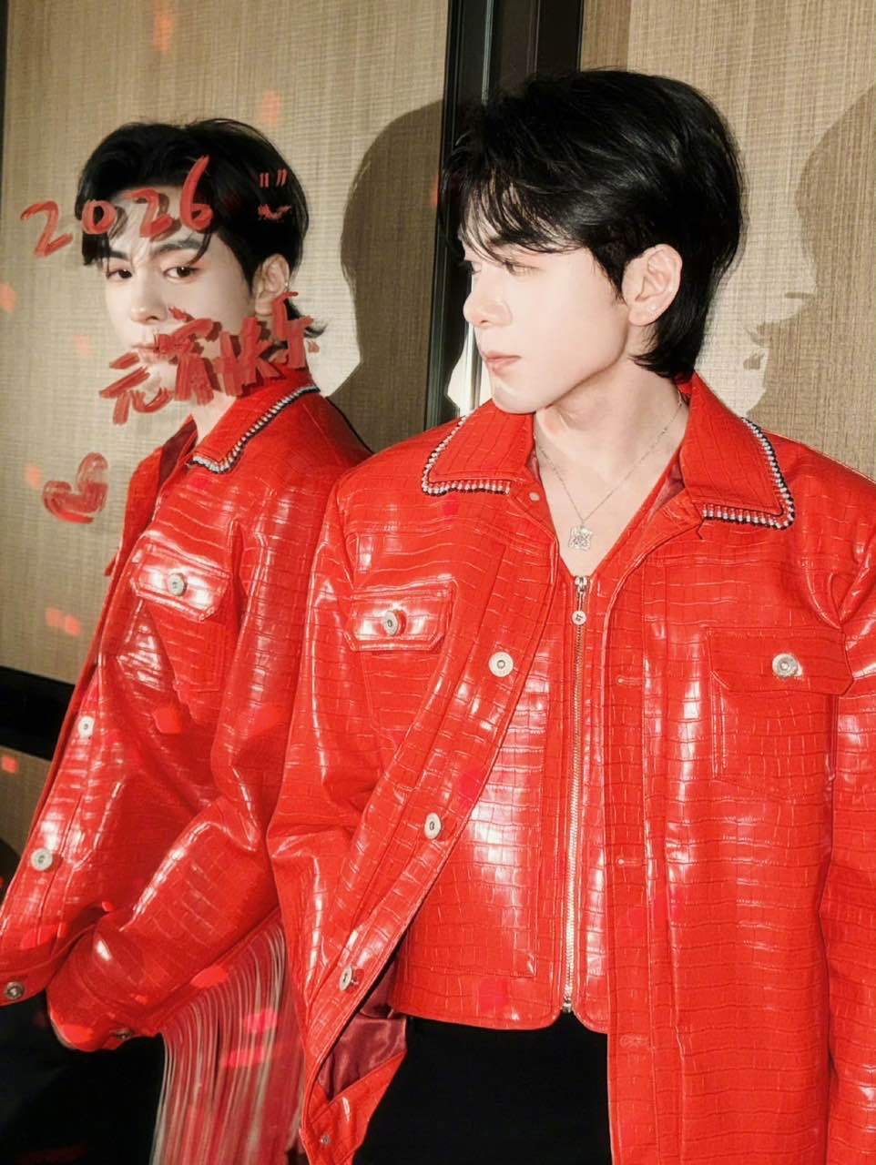曾舜晞红色皮衣曾舜晞红皮衣曾舜晞红色皮衣，港男靓仔来的 