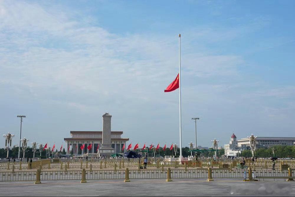 天安门下半旗悼念朱镕基同志一路走好