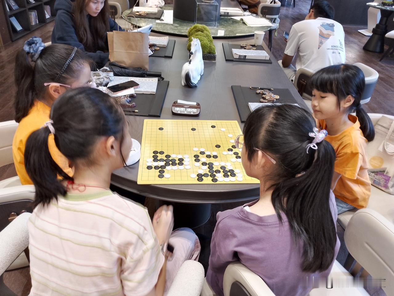 小小棋局，四个业余五段的小姑娘，二对二黑白对打，看的出盘中输赢？左边两人执白，右