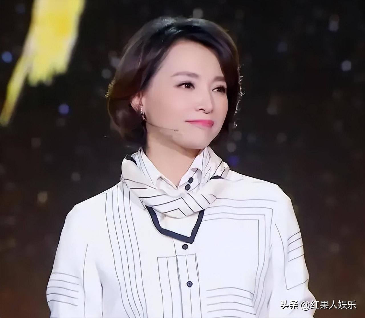谁能想到，那个连续13年站在春晚舞台上、一开口就自带“国泰民安”气场的董卿，如今