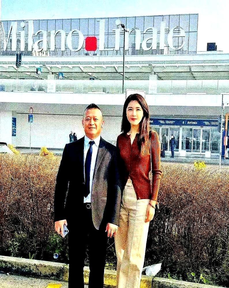 59岁的王祖贤，前脚被嘲左眼浮肿像巫婆，后脚就在超市暴瘦回了少女。
 
一月份在