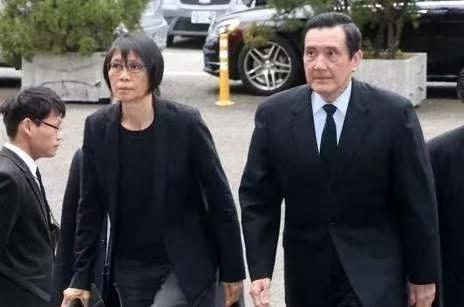 还得马英九老婆出来收拾烂摊子？
马英九基金会风波持续延烧
金溥聪和李德维萧旭岑等