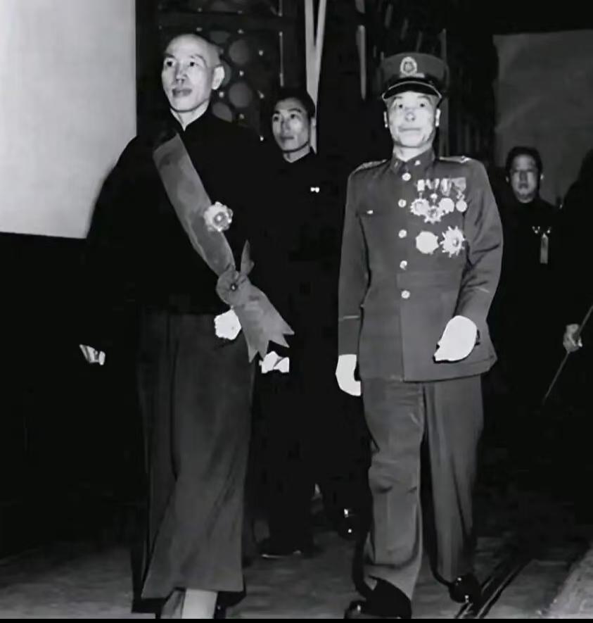 蒋介石到底有没有真本事带兵打仗？

晚年归国定居的李宗仁，给出了极为中肯又犀利的