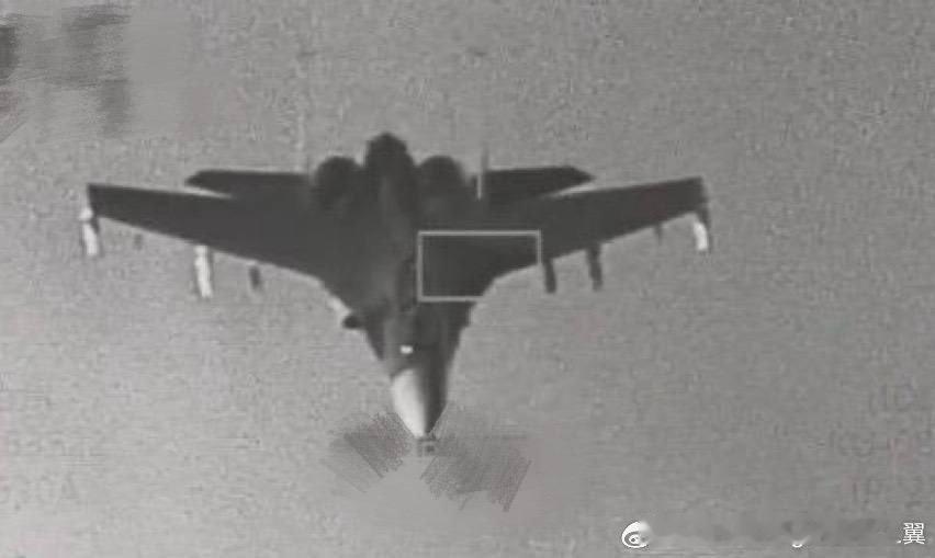 伪台空军称其F-16战斗机的光电吊舱拍到的解放军歼16战斗机，分辨率还是一如既往