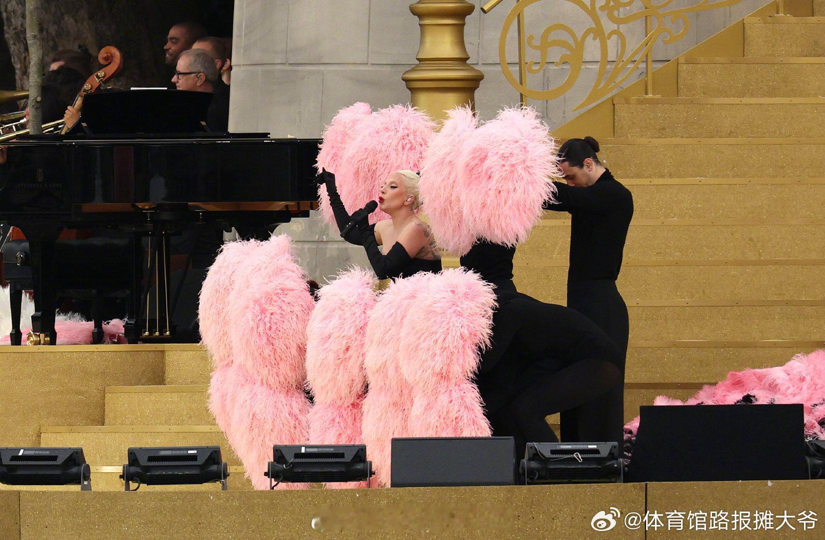✨ 这场《Mon Truc en Plumes》的表演，立刻点燃了开幕式的氛围！