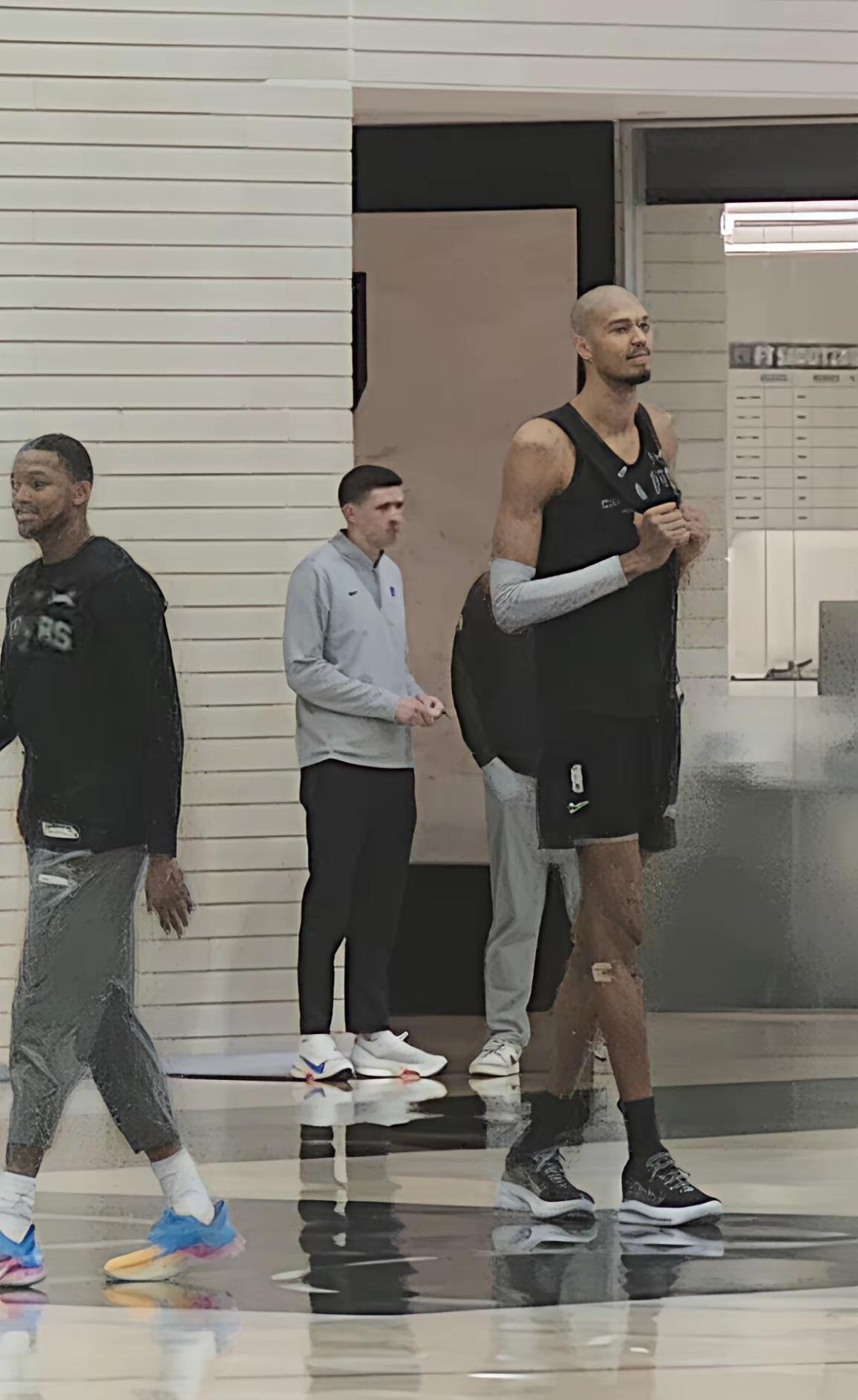 记者：除了自己的国家，你还喜欢那个国家？
文班亚马：当然是中国了
记者：最喜欢中