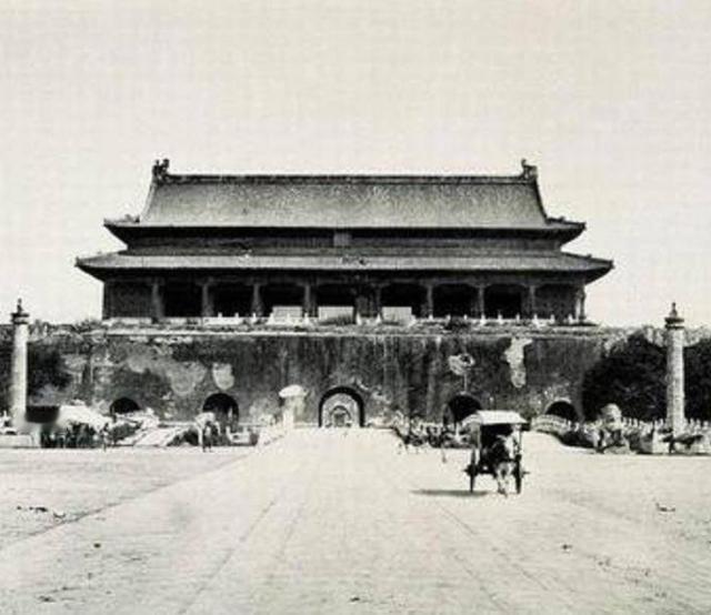 1969 年末，中央打算拆掉天安门广场再重新建设，然而在施工的时候，工人们在旧天