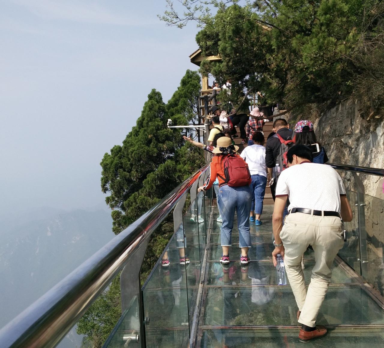 不知大家发现没有，
中国的美景多的是，
并且各地还有各地的特色（包括美食），
外