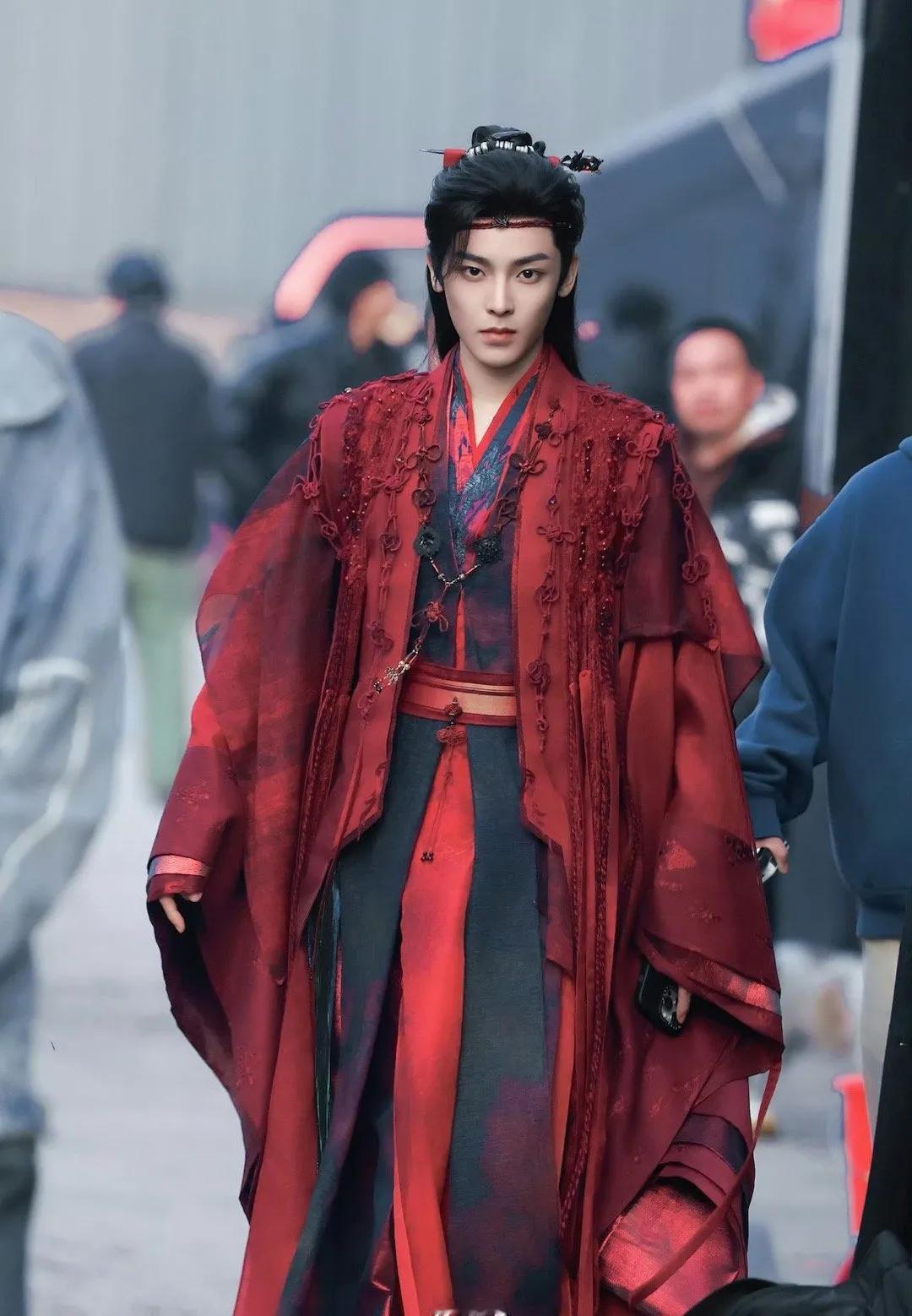 侯明昊、卢昱晓《入青云》婚服，眼前一亮，皎皎兮似轻云之蔽月，飘飘兮若回风之流雪 