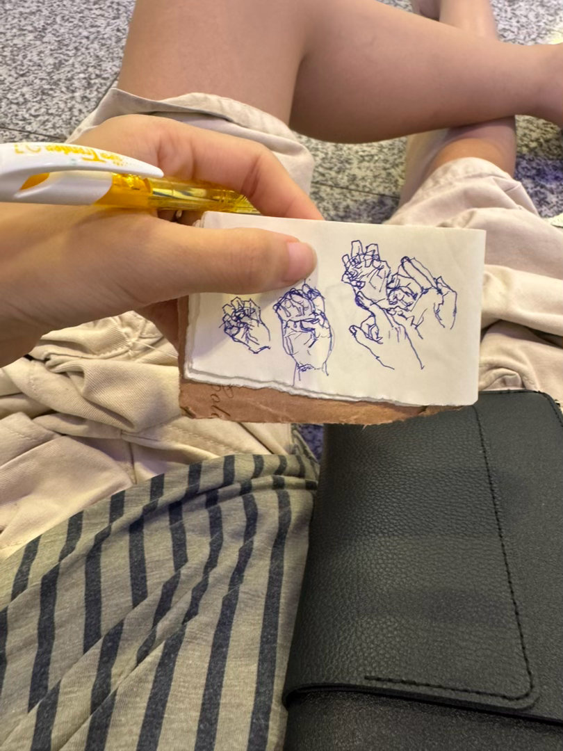明天是有预算的也找到一个安全的手机偷电之地 只是没空调而已 问题不大 画点画 看
